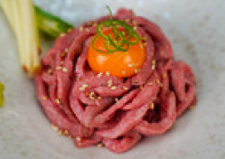 低温調理和牛ユッケ